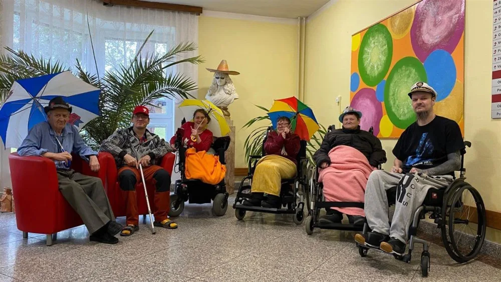 Parta vozíčkářů chce vyrazit k moři. Na jejich sen se skládá veřejnost