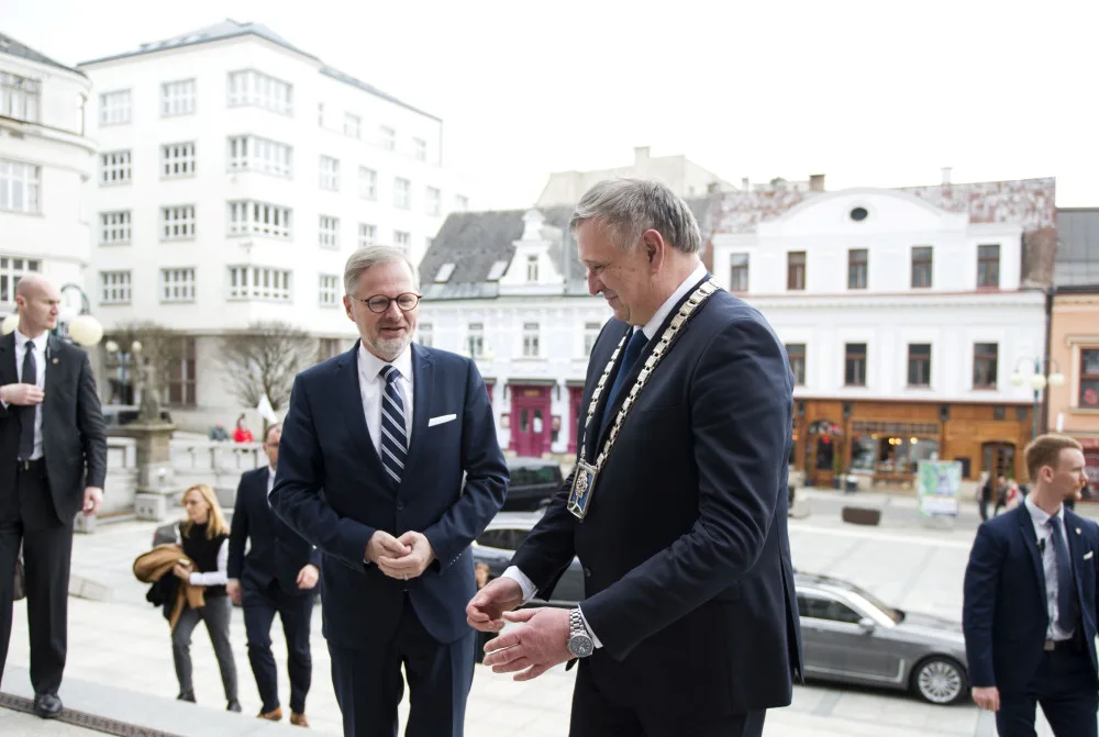 Premiéra Petra Filu vítá primátor Jablonce Miloš Vele.