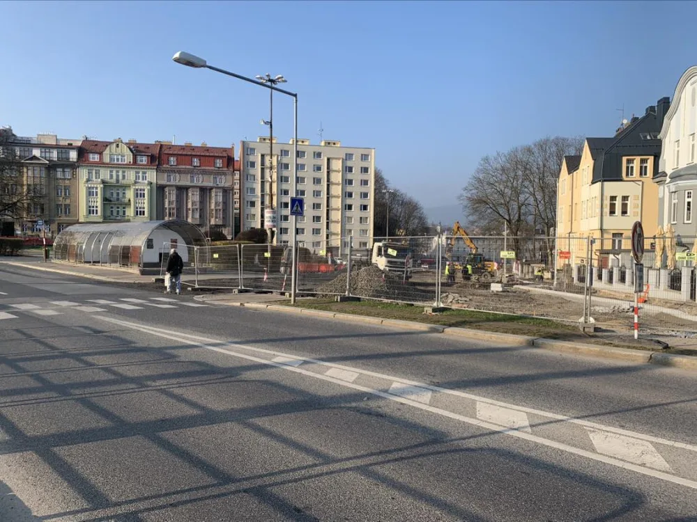 Výstavba úseku nové silnice omezila dopravu u bazénu v Liberci