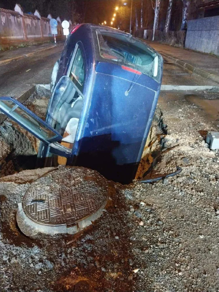 Pod autem v liberecké Americké ulici se propadla vozovka
