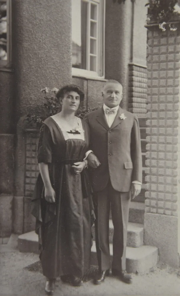 Anna a Otto Goltzovi před svou libereckou vilou.