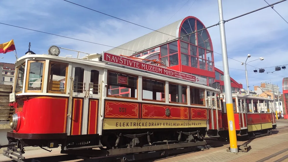 Historická tramvaj dorazila do Liberce. Pod Ještědem bude jezdit rok