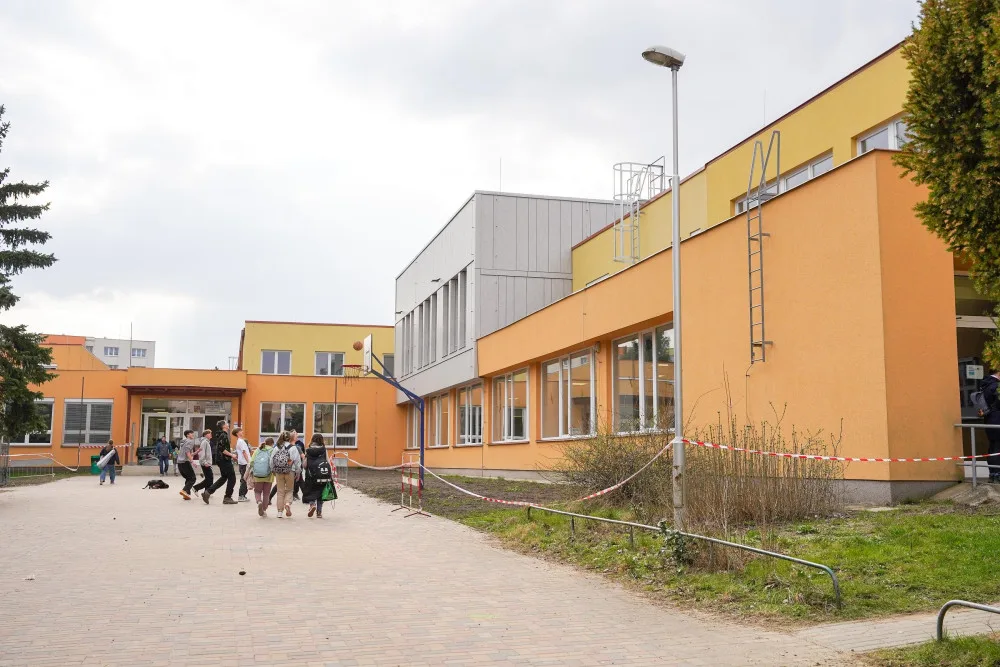 Škola krátce po dokončení stavebních prací.