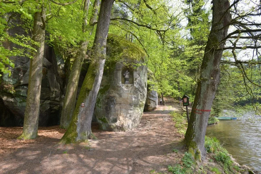 Cesta u Nebákova.