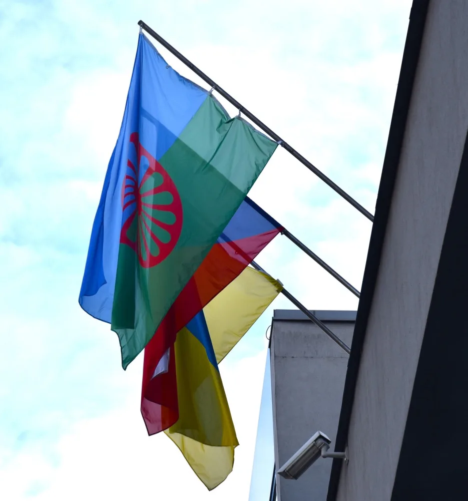 Podpora národnostních menšin. Kraj vyvěsil romskou vlajku