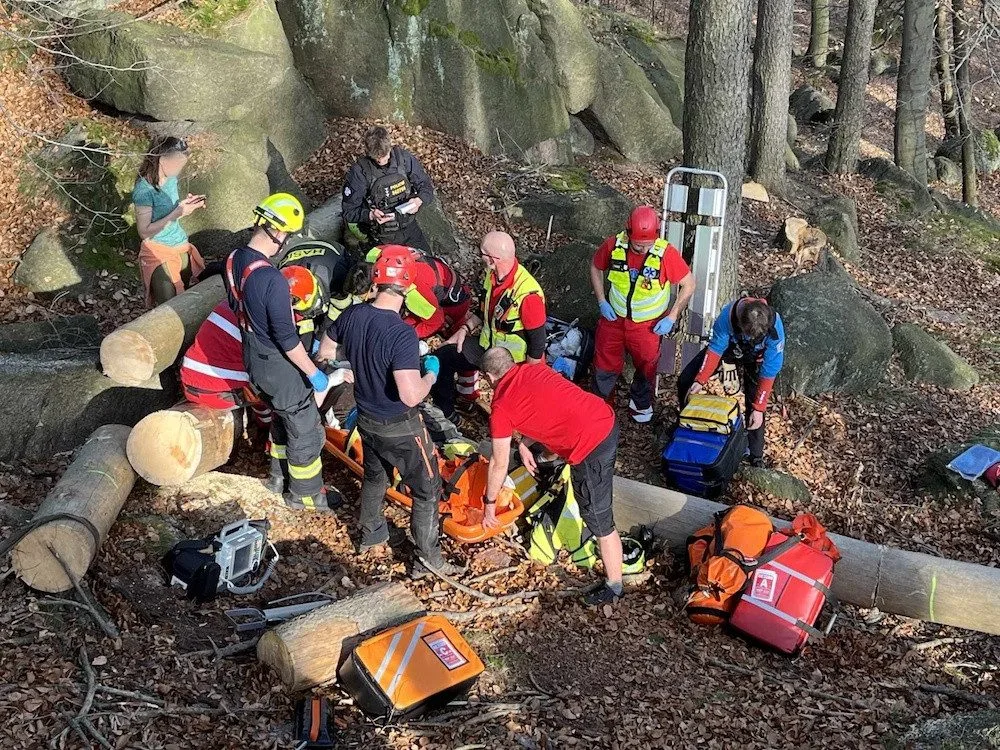 Na muže v Kateřinkách spadl strom. Pomoc zavolali náhodní kolemjdoucí