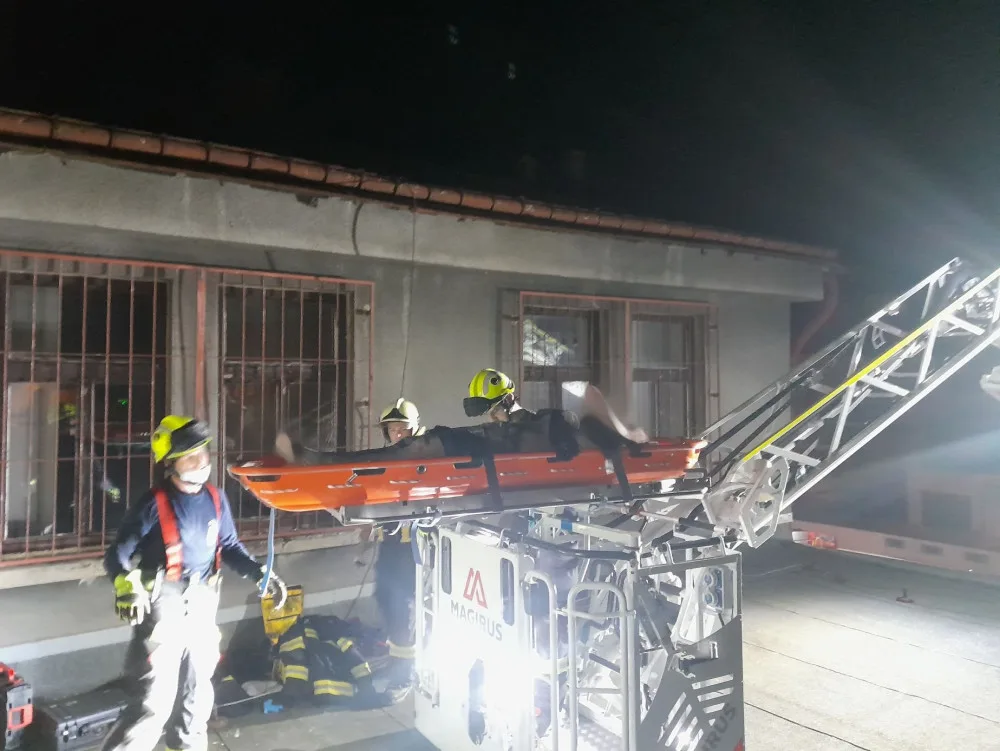 Uvázl mezi zdmi dvou budov v Jablonci. Vyprošťování se protáhlo na skoro dvě hodiny