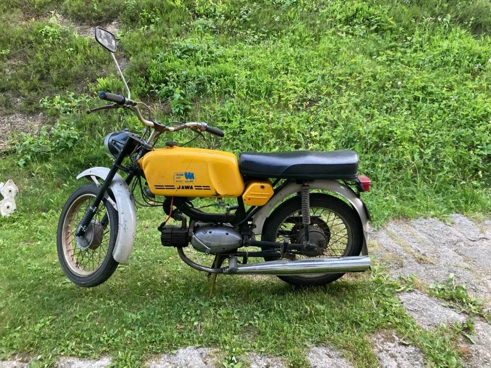 Zloděj využil příležitost a od jablonecké přehrady ujel na veteránské motorce za šedesát tisíc