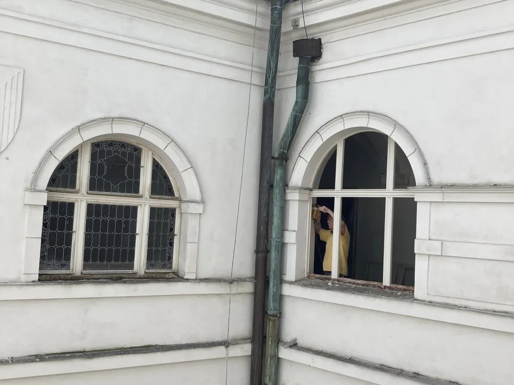 Okna historické budovy radnice ve Frýdlantu prochází obnovou.