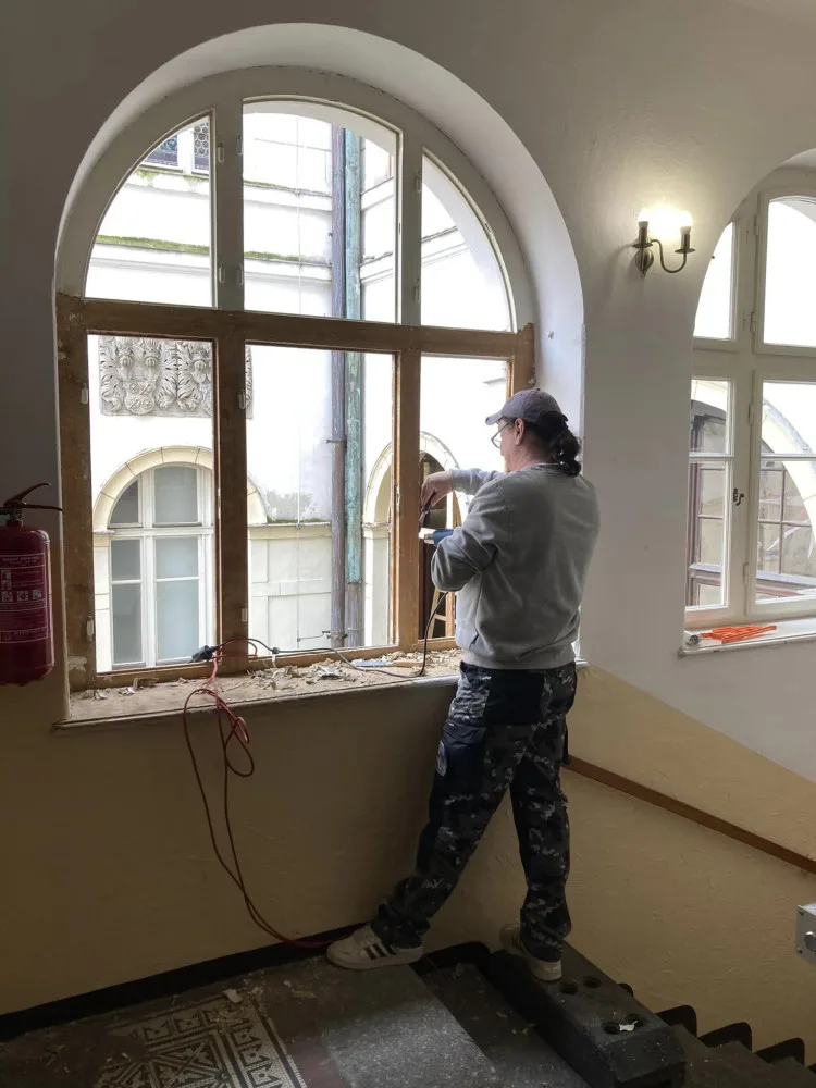 Na historické budově frýdlantské radnice opravují okna