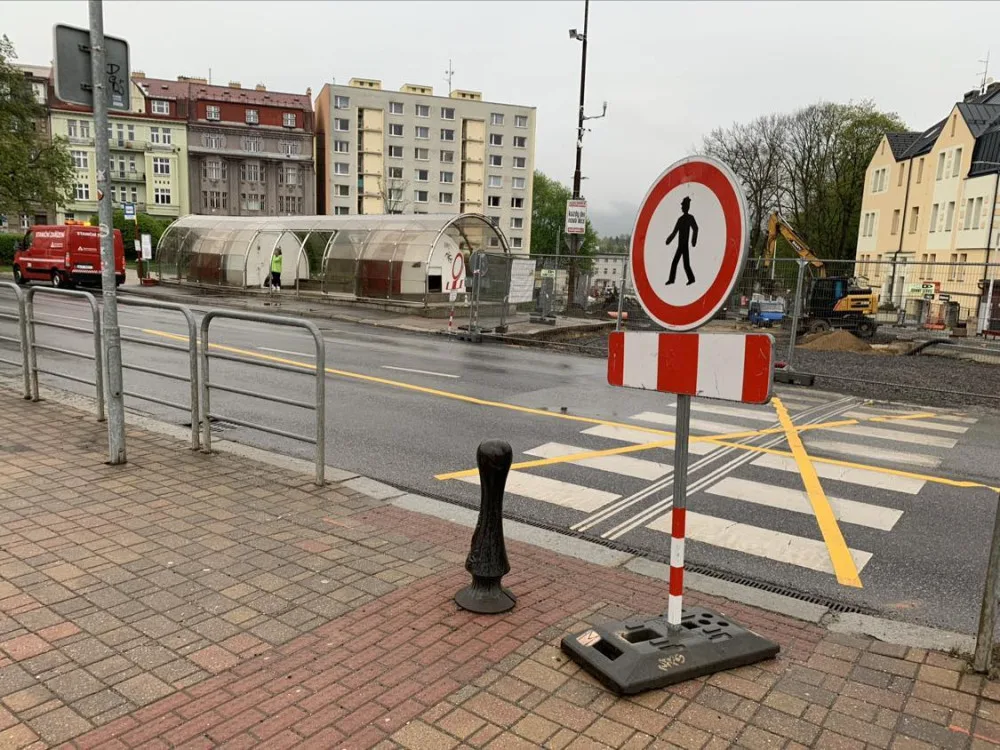 Komplikace na Tržním, kvůli rekonstrukci zmizel přechod. Kudy máme chodit, ptají se lidé