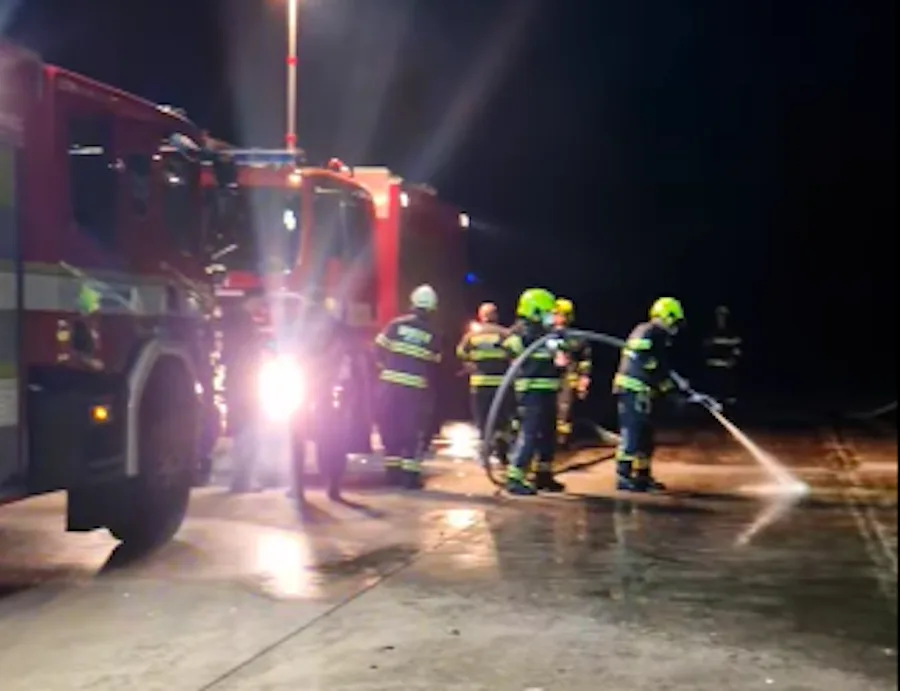 Tragická nehoda na bývalém letišti v Hradčanech. Srážku motorky s autem nepřežil člověk, tři zranění