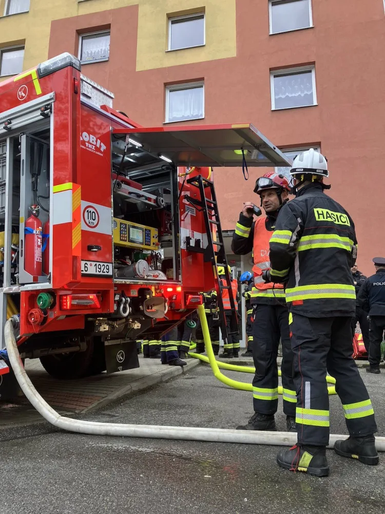 Pět zraněných po požáru v Želeném Brodě. Hořelo v jednom z paneláků