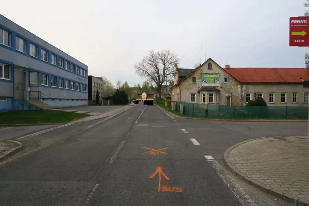 Místo, kde nedal řidič přednost autobusu a ujel.