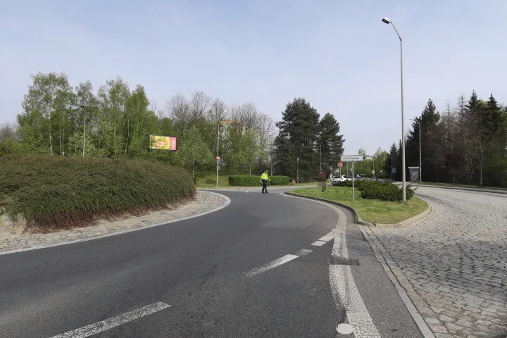 Kruhový objezd, kde auto srazilo cyklistku z kola.