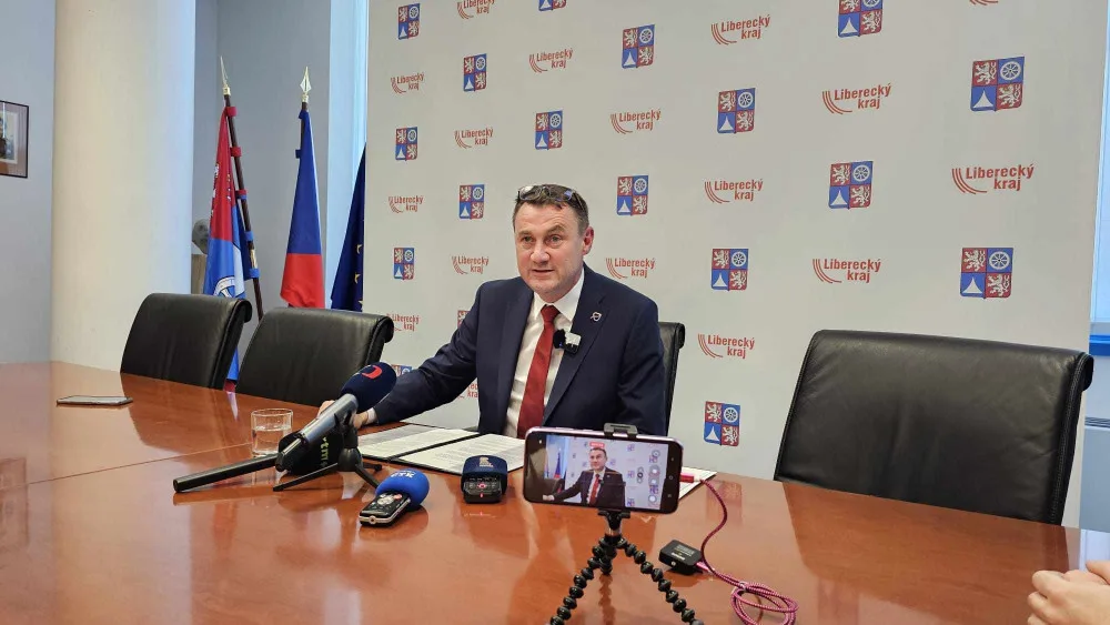 Hejtman Martin Půta na dnešní mimořádné tiskové konferenci.