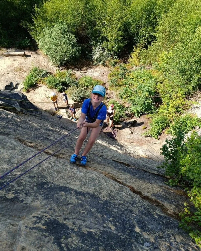 Letní tábory s LK Boulder umožní dětem zažít lezení na skalách