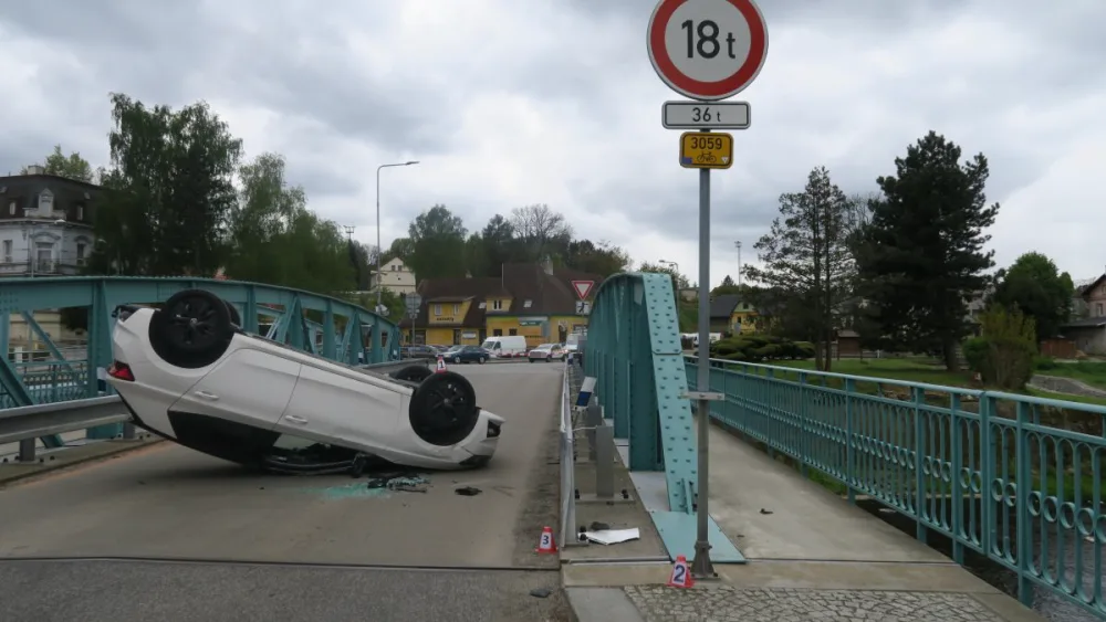 Řidička nezvládla přejet most ve Frýdlantě, auto otočila na střechu