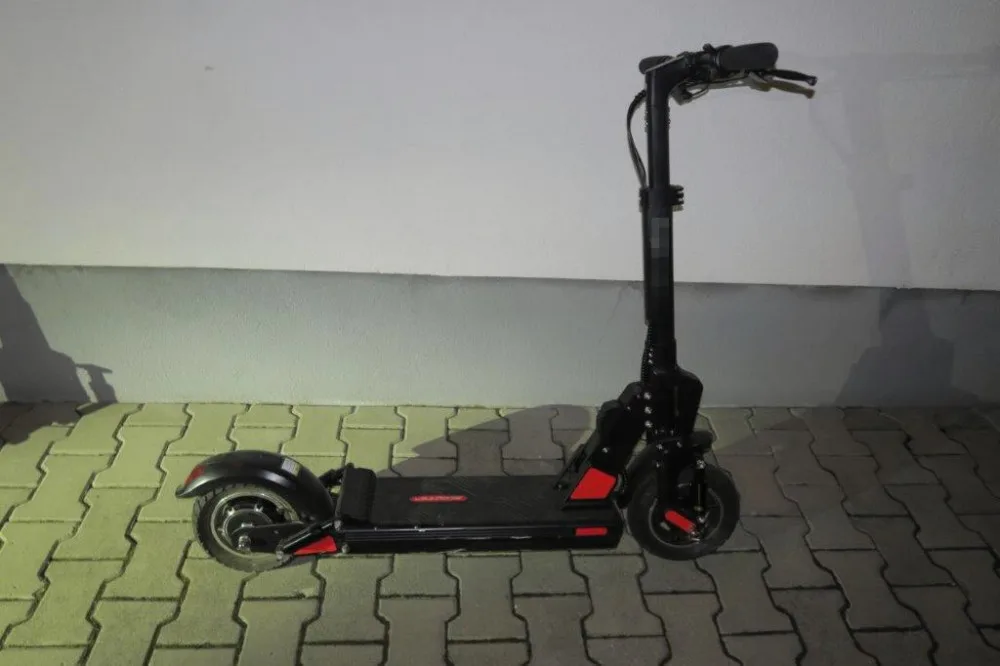 Žena nad ránem havarovala na elektrokoloběžce. Nadýchala skoro dvě a půl promile