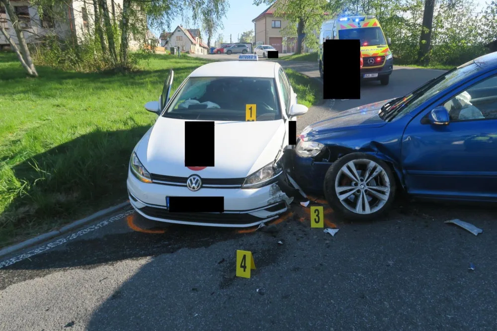 Nepřiměřená rychlost vůz katapultovala na projíždějící autoškolu.