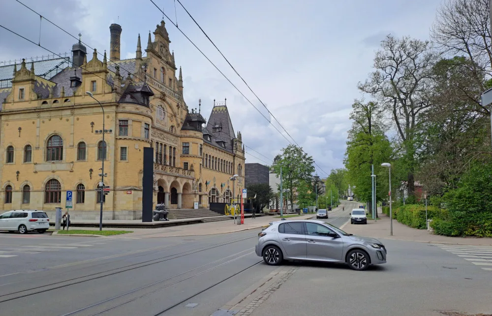 Prostor před galerií projde úpravou kvůli problémům při deštích.