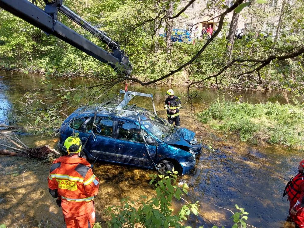 V Rapenavě na Liberecku narazilo auto do stromu a skončilo v řece