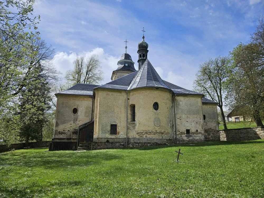 Kostel sv. Josefa v Krásné.