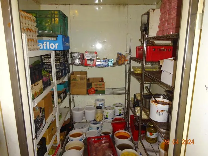 Sklad pizzerie.