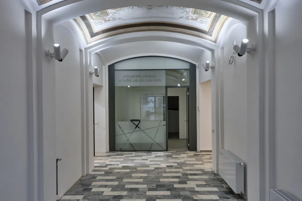 Škola na Podhorské ulici se zatím dočkala rekonstrukce interiérů.