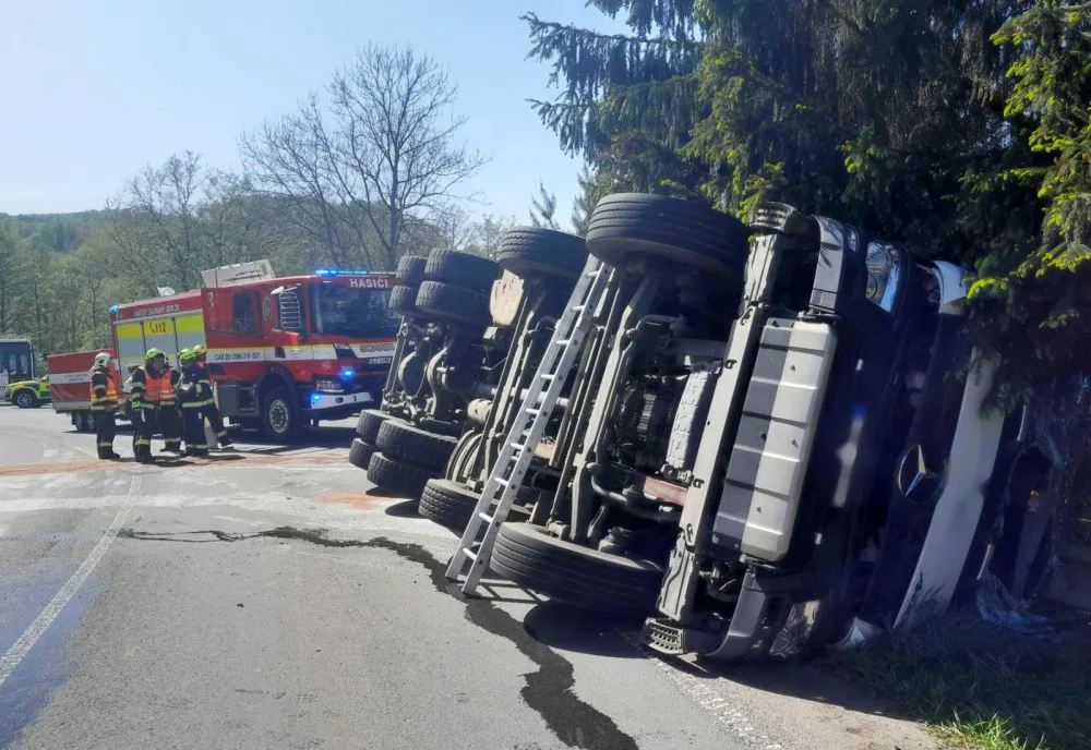 Převrácené auto s betonem.