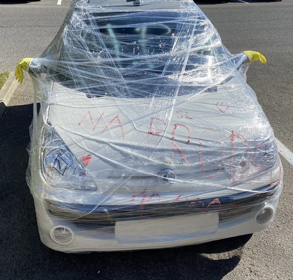 Auto poté, co jej "vylepšili" budoucí maturanti při posledním zvonění.