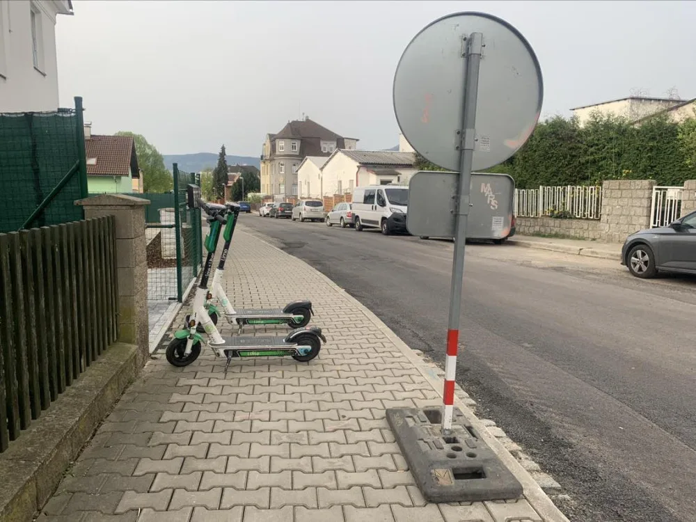 Parkují sdílené koloběžky špatně? Hlaste je do aplikace, radí město