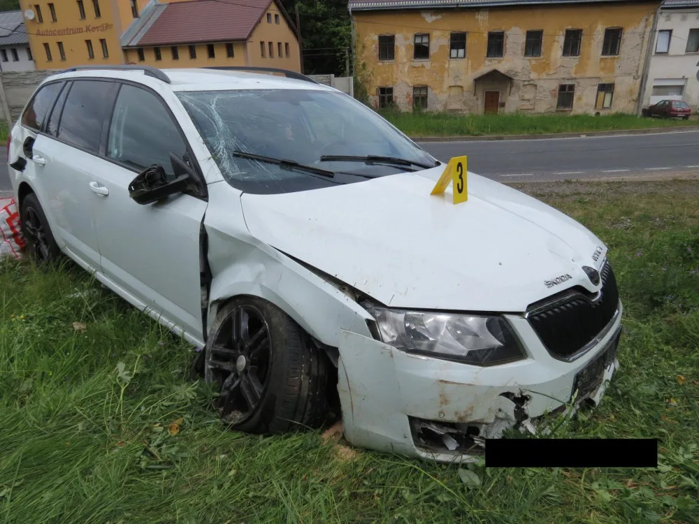 Poničené auto po nehodě.