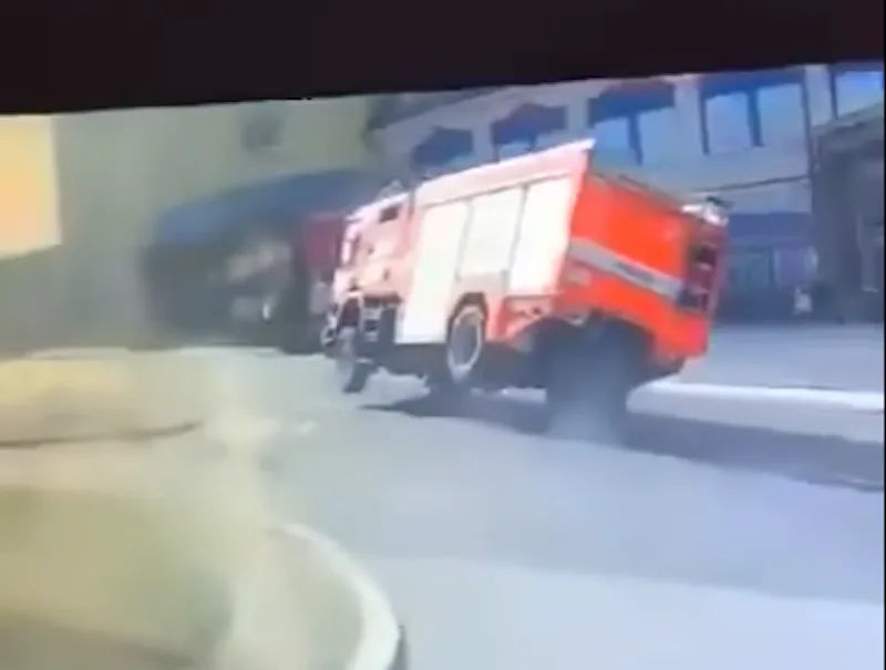 Hasičské auto se u Babylonu málem převrátilo, řidič zvládl reagovat. Starší událost, neměla by se stávat, zní od hasičů
