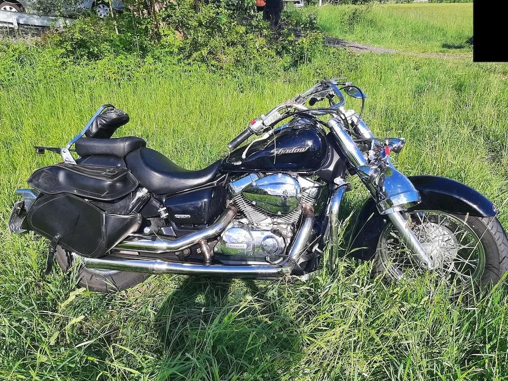Motorkář při sjíždění z Ještědu narazil do stromu. V nemocnici zraněním podlehl