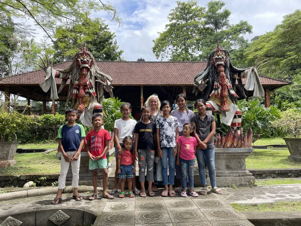 Zakladatelka organizace Lenka Fuentes s podpořenými dětmi na Bali.