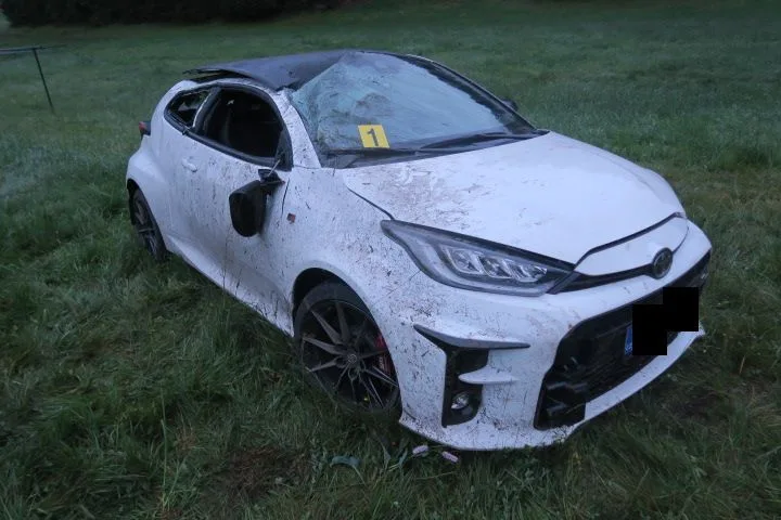 Auto po nehodě mimo silnici.