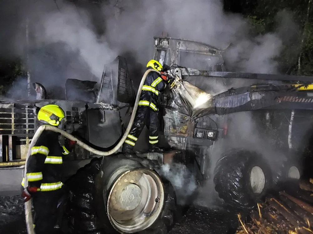 Požár v Jindřichovicích. Hořel harvestor, škoda je za skoro dva miliony