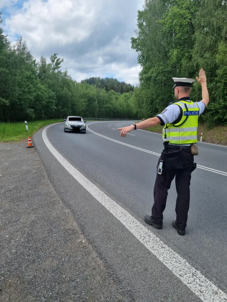 Policie kontrolovala rychlost. Z 243 aut ji překročilo 163