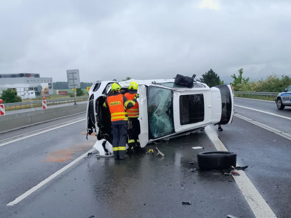 Nehodu na rychlostce hasičům nahlásily chytré hodinky. Čtyři lidé se zranili