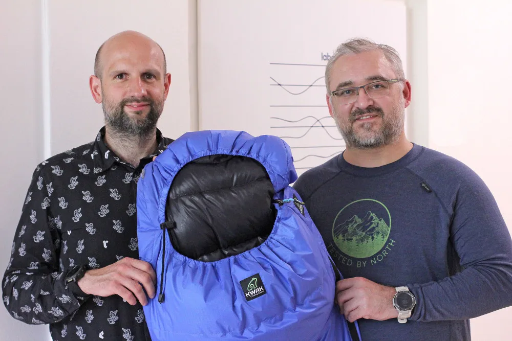 Roman Knížek (vlevo) a David Pařízek se spacákem za nabídky firmy Outdoor KWAK.