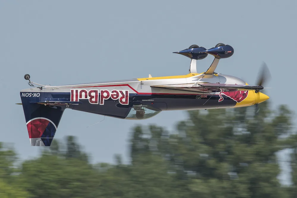 Aviatická pouť nabídne gripeny, akrobacii nebo vzácná historická letadla. Přiletí i skokan z vesmíru Felix Baumgartner.