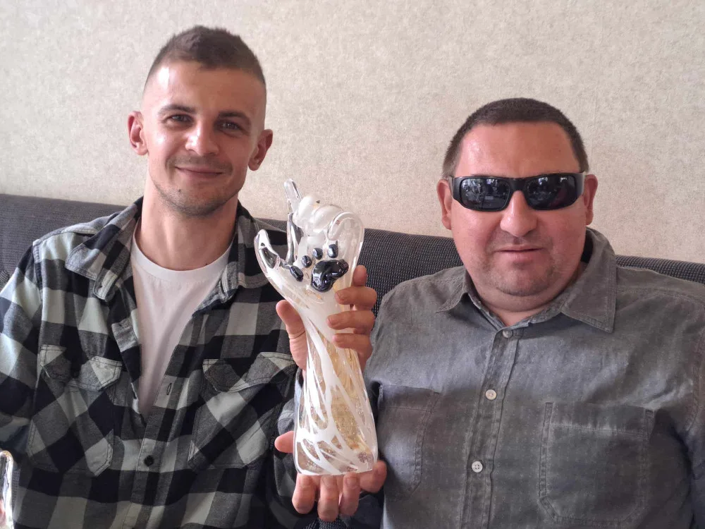 Sklář Lukáš Červený (vlevo) s předsedou pořádajícího spolku MČR Romanem Vaňkem a trofejemi.