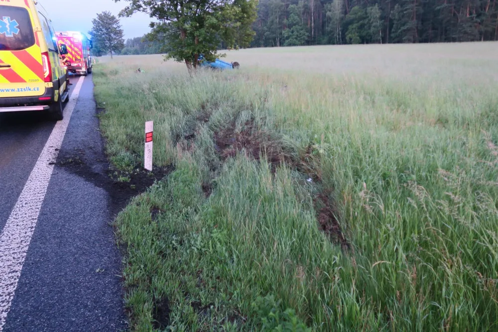 S čerstvým řidičákem nezvládl předjíždění, s autem vylétl ze silnice. Hledá se řidič druhého auta