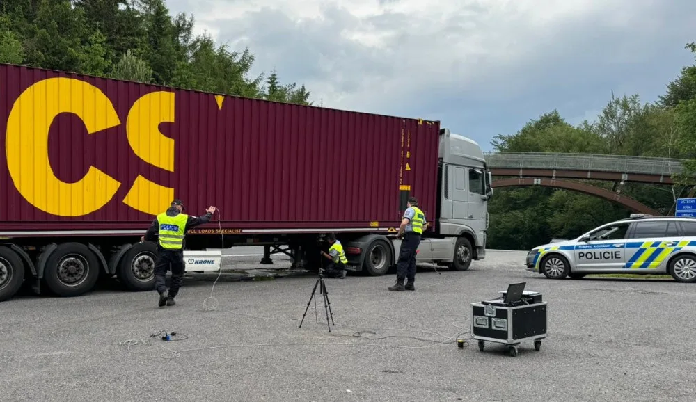 Kontrola policistů zaměřená na migranty.