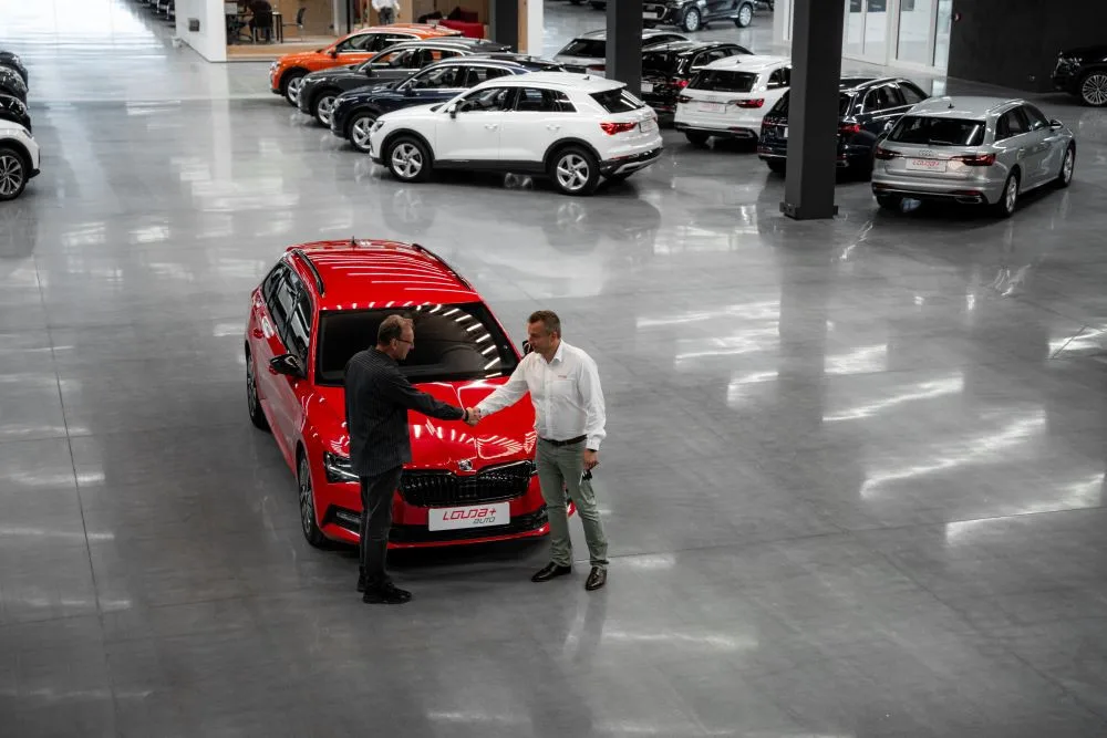 Louda Auto otevřel v Poděbradech největší autosalon předváděcích, zánovních a ojetých vozů v Evropě