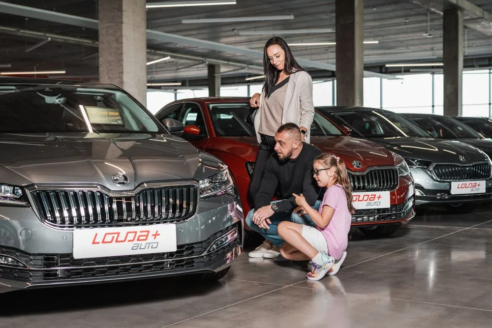 Louda Auto otevřel v Poděbradech největší autosalon předváděcích, zánovních a ojetých vozů v Evropě