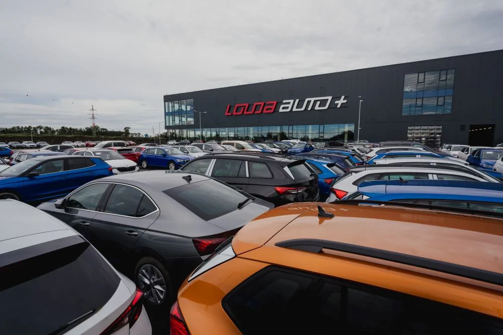 Louda Auto otevřel v Poděbradech největší autosalon předváděcích, zánovních a ojetých vozů v Evropě