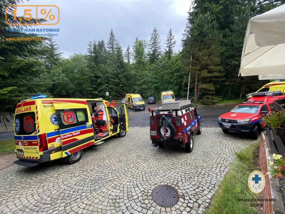 Blesk zasáhl velkou skupinu turistů včetně dětí na polské straně Jizerek. Dvě desítky zraněných