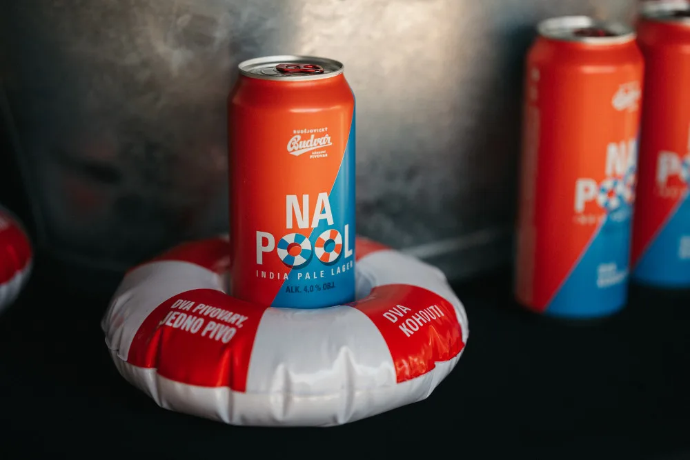Dva pivovary, jedno pivo. Budějovický Budvar představil letní limitku Na Pool uvařenou s minipivovarem Dva kohouti